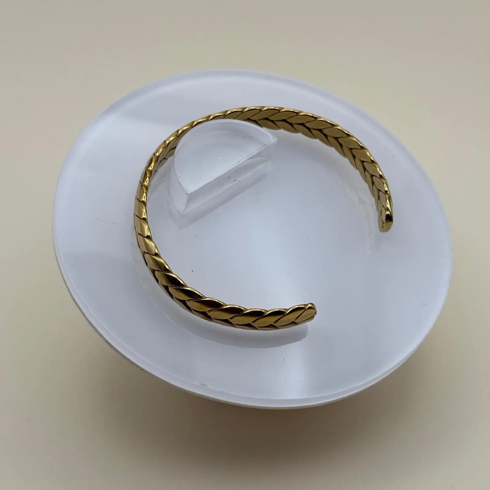 Bracelet jonc ouvert couleur dorée avec des motifs couronne de laurier
