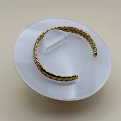 Bracelet jonc ouvert couleur dorée avec des motifs couronne de laurier