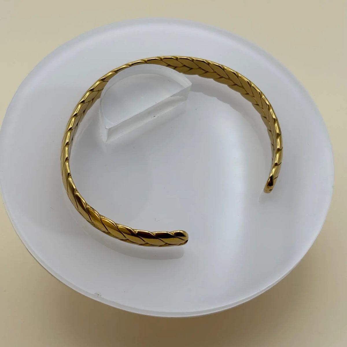 Bracelet jonc ouvert doré avec motifs couronne de laurier