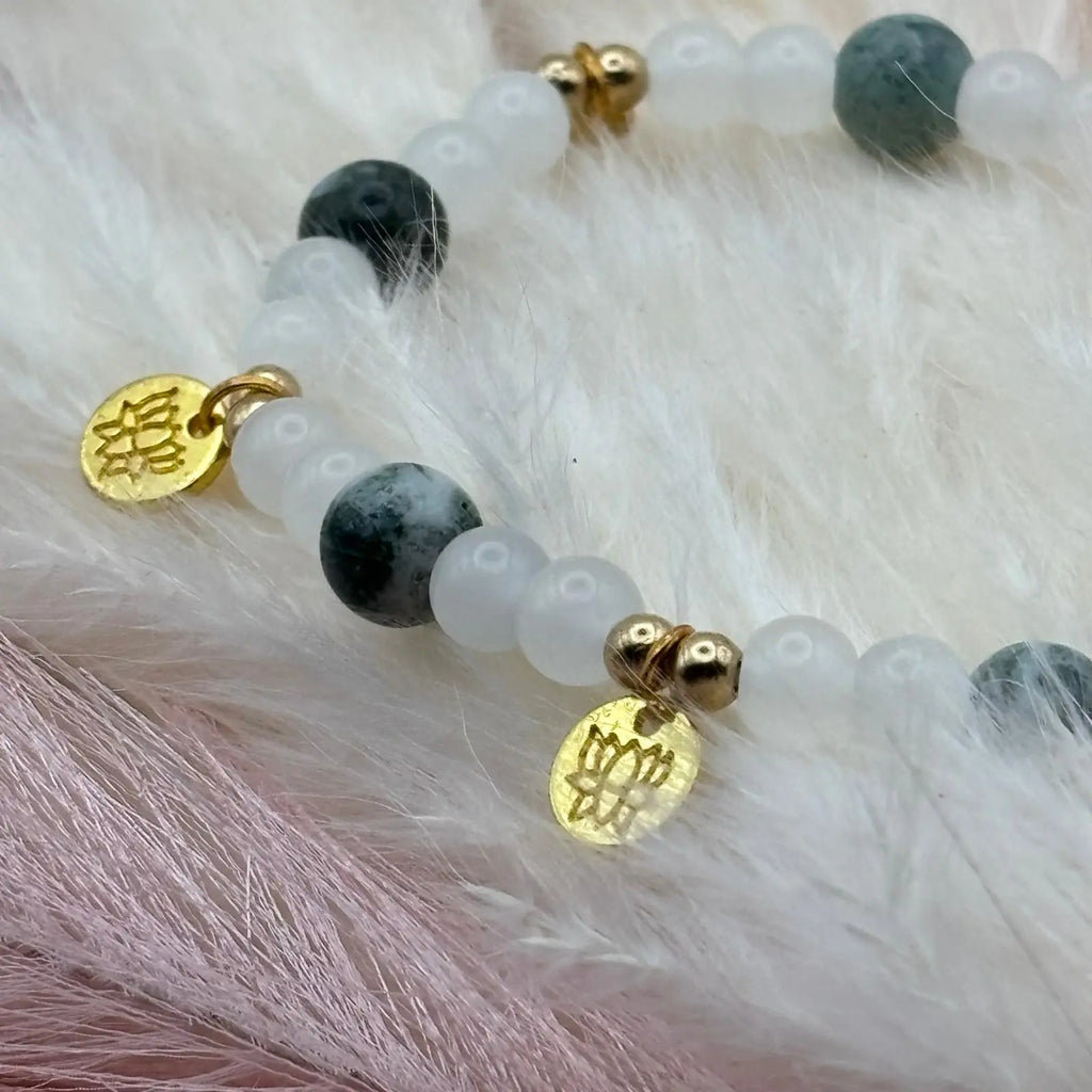 Bracelet en perles artisanal avec breloques fleur de lotus et perles naturelles marbrées vertes 
sur élastique