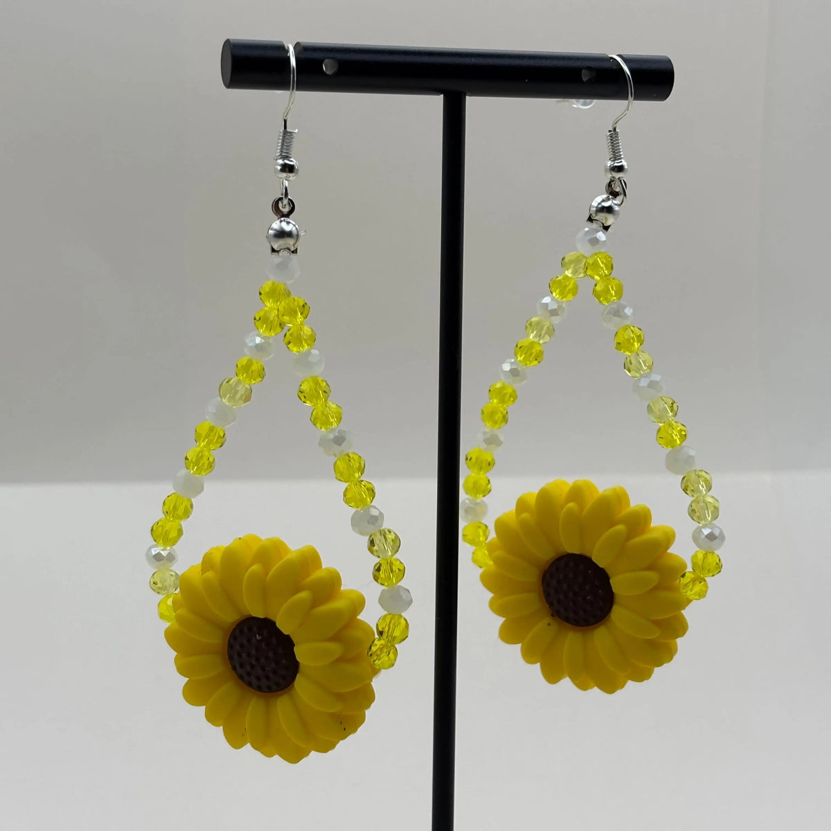 Boucles d'oreilles pendentif avec breloque marguerite jaune et perles acryliques