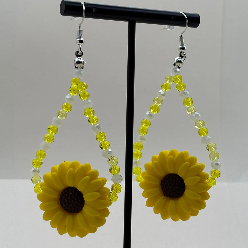 Des boucles d'oreilles pendentif avec breloque marguerite jaune et perles acryliques