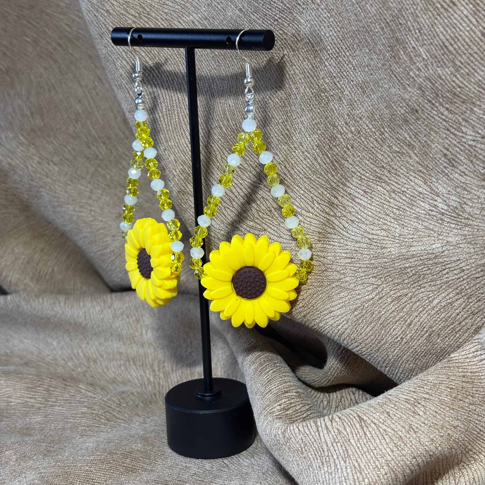 Boucles d'oreilles - pendentif marguerite jaune de 3 cm
Perles acryliques jaunes de 4 mm