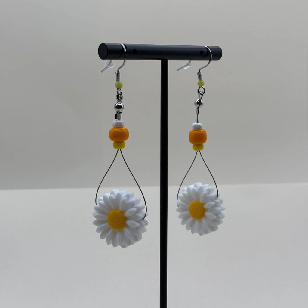 Boucles d'oreilles artisanales créoles avec perles oranges jaune et blanche et fleur de marguerite 