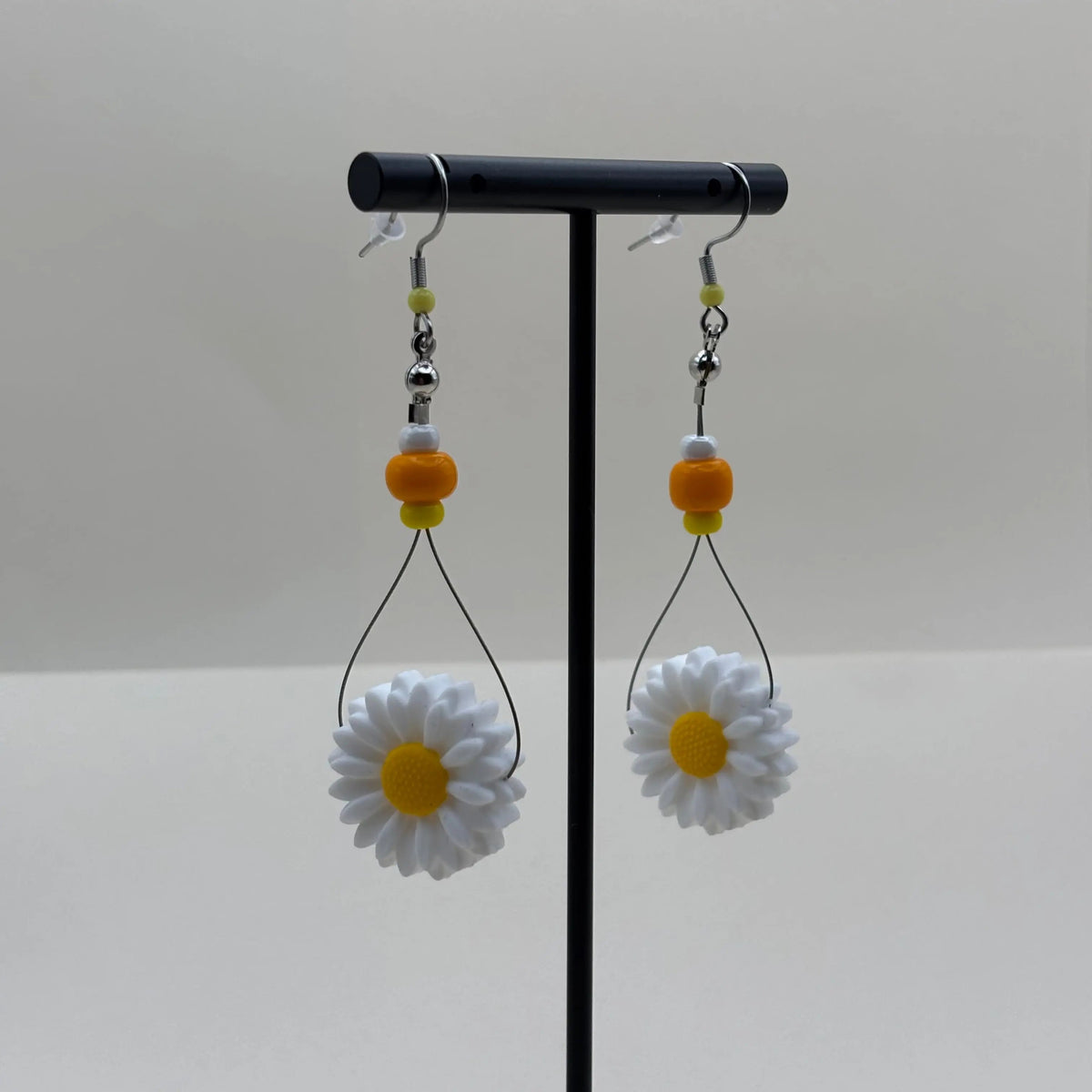 Boucles d'oreilles artisanales créoles avec perles oranges jaune et blanche et fleur de marguerite 