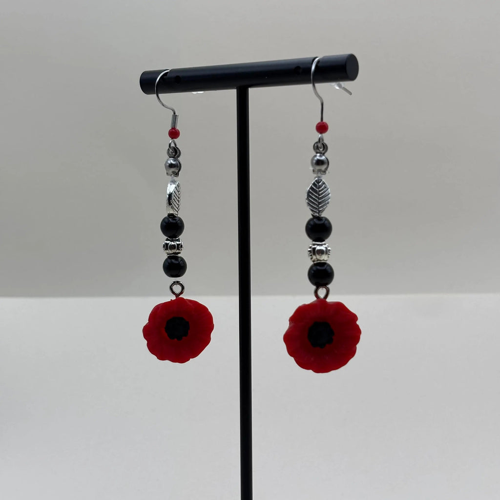 Boucles d'oreilles argentées avec breloque fleur rouge et perles noires 