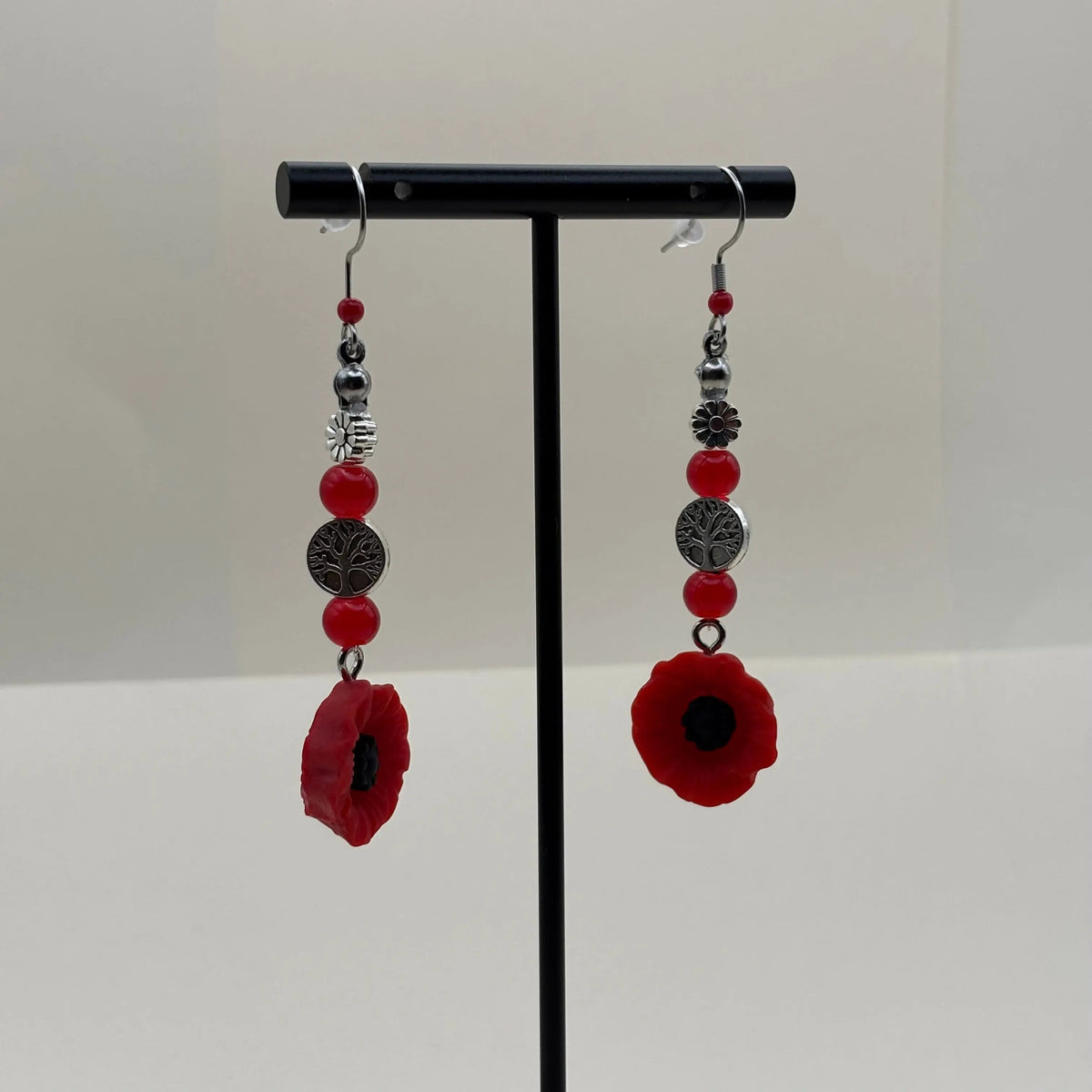 Boucles d'oreilles argentées avec breloque fleur rouge et perles rouges 