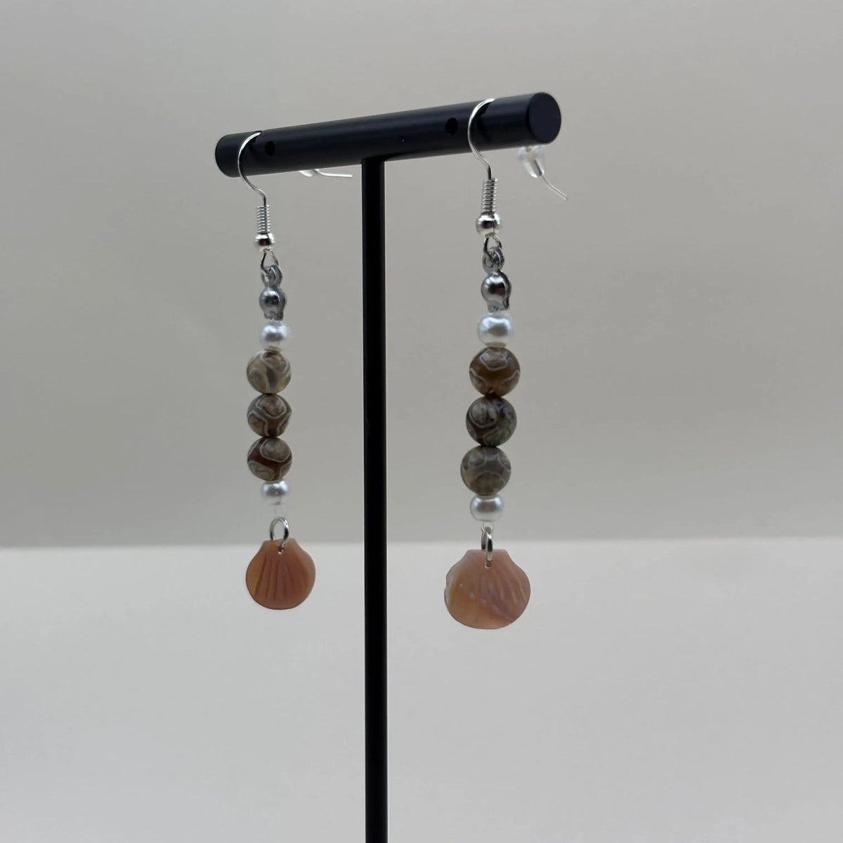 Boucles d’oreilles pendantes avec attache argentée et breloque en forme de coquillage nacré et perles colorées marbrées