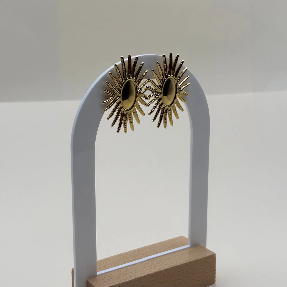 Des boucles d'oreilles dorées motif soleil doré en acier inoxydable