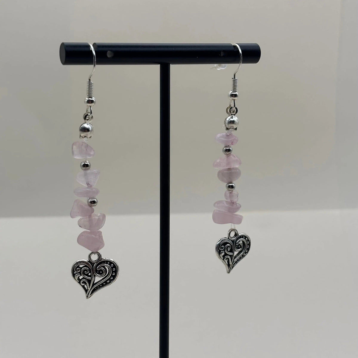 Boucles d’oreilles pendantes avec attache argentée avec des perles violettes et une breloque en forme de coeur 