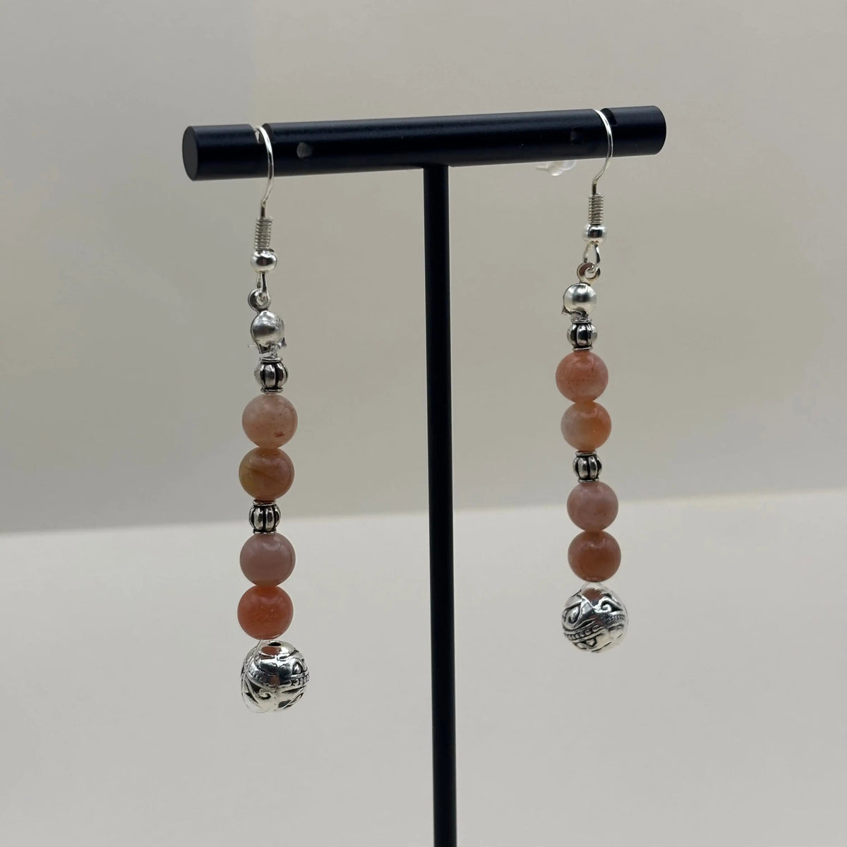 Boucles d’oreilles pendantes avec attache argentée et perles marbrées et boule argentée
