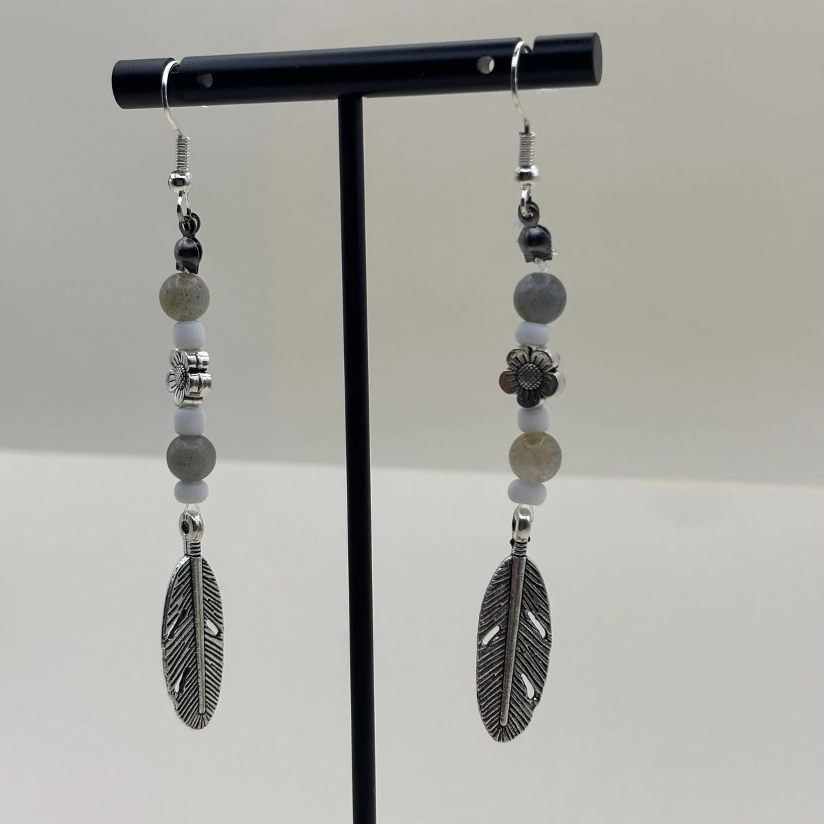 Boucles d’oreilles pendantes avec attache argentée breloque argentée en forme de plume et fleur et perles pastels 