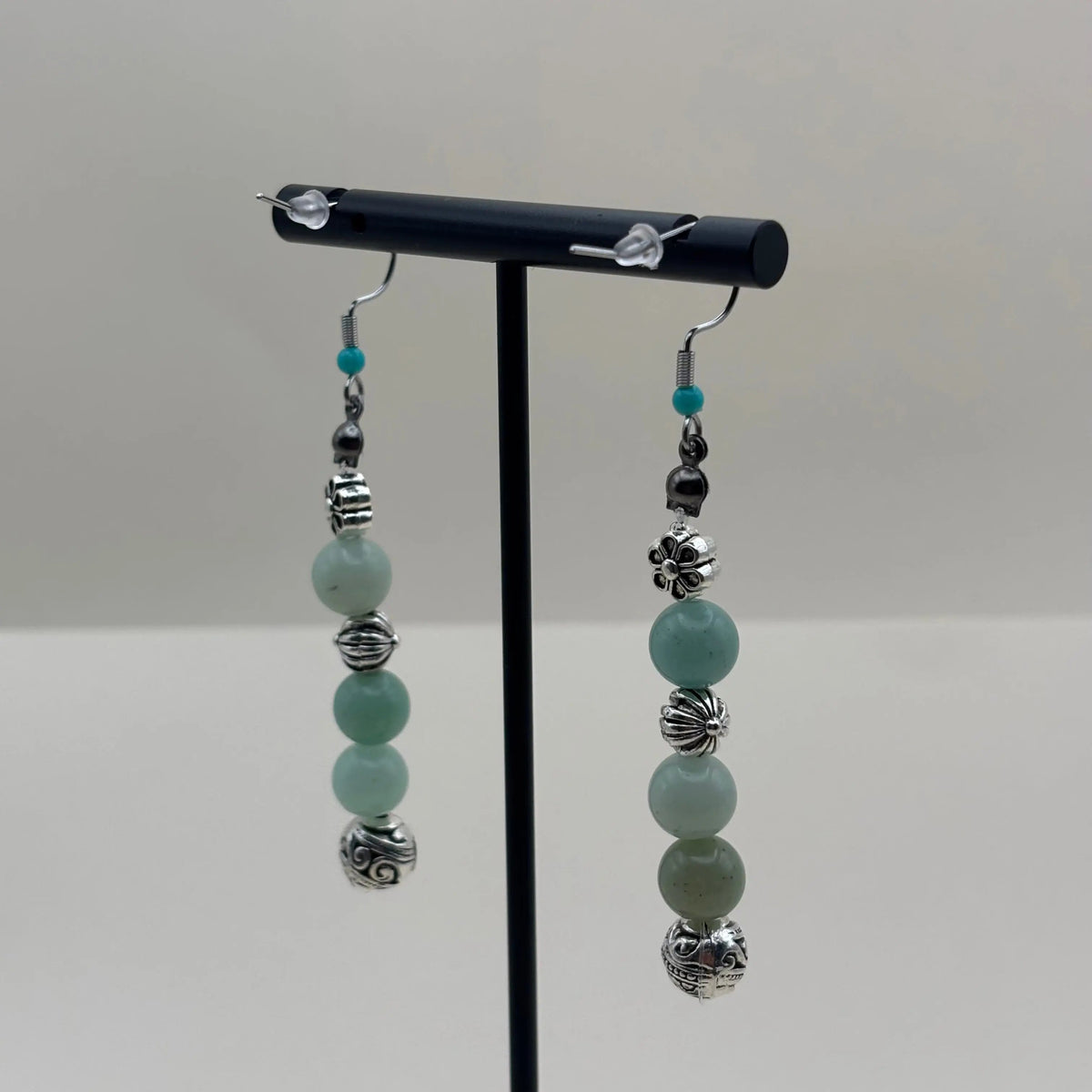 Boucles d’oreilles pendantes avec attache argentée breloque en forme de sphère argentée et perles bleu vert 