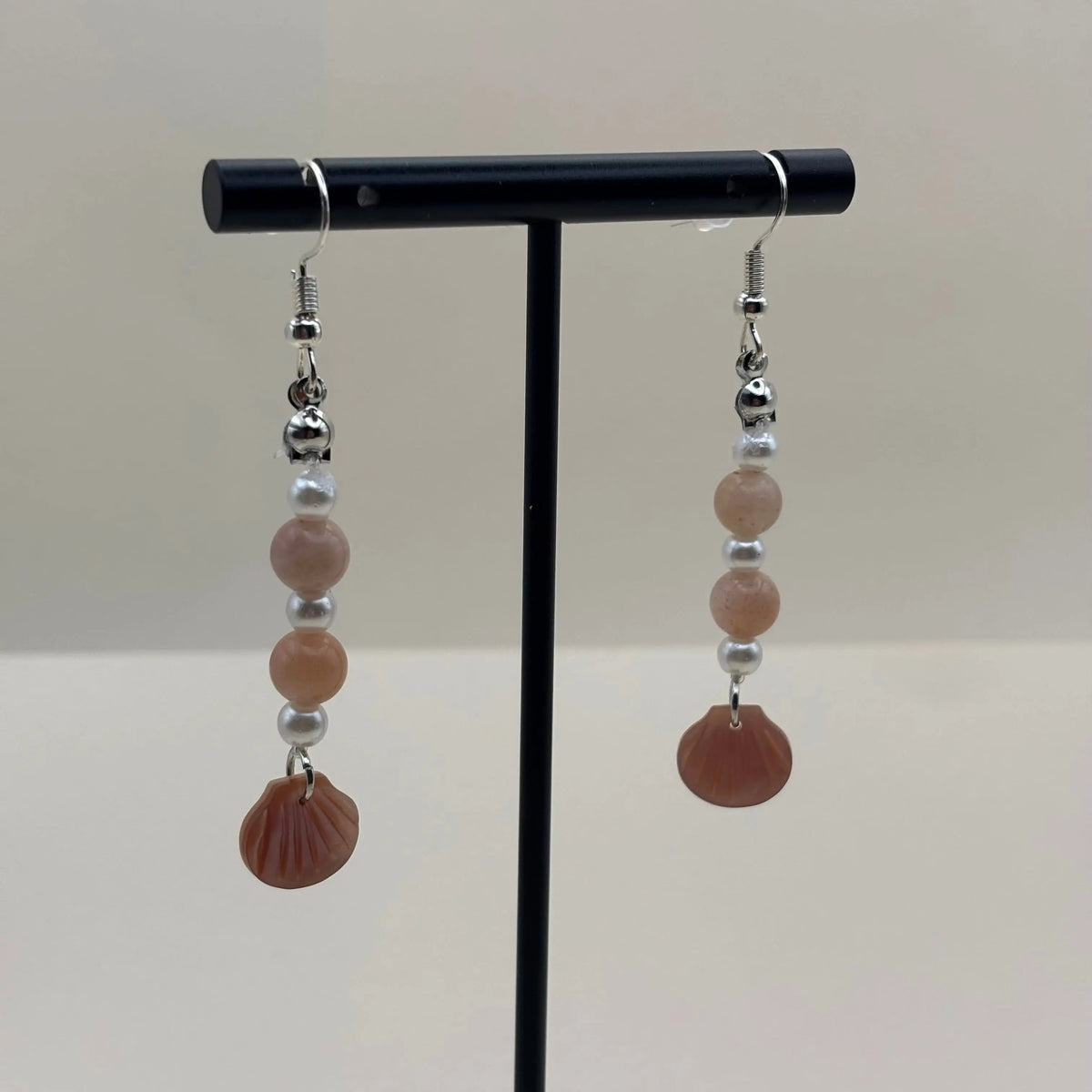 Boucles d’oreilles pendantes avec attache argentée breloque coquille nacrée et perles blanches et pastels 