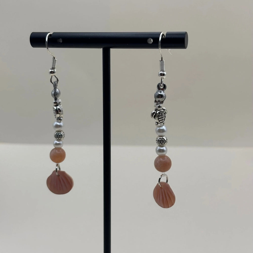 Boucles d’oreilles pendantes avec attache argentée avec breloque coquille nacrée rose et tortues