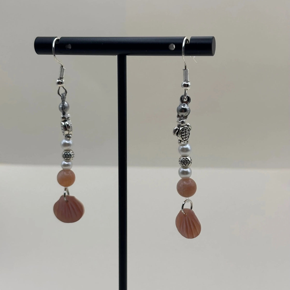 Boucles d’oreilles pendantes avec attache argentée avec breloque coquille nacrée rose et tortues