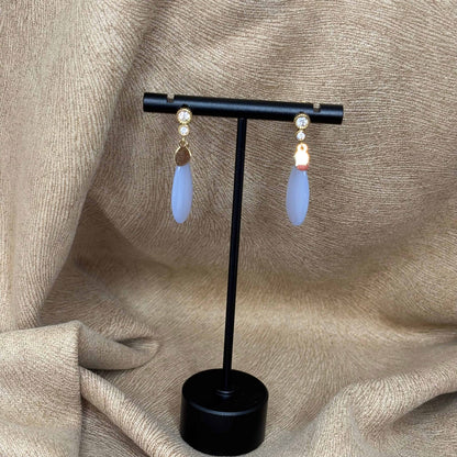 Boucles d'oreilles dorées avec motif goutte d'eau bleues en acier inoxydable vendues sur le site internet prêtes à briller
