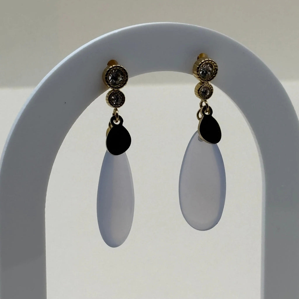 Des boucles d'oreilles dorées avec motif goutte d'eau bleu en acier inoxydable 