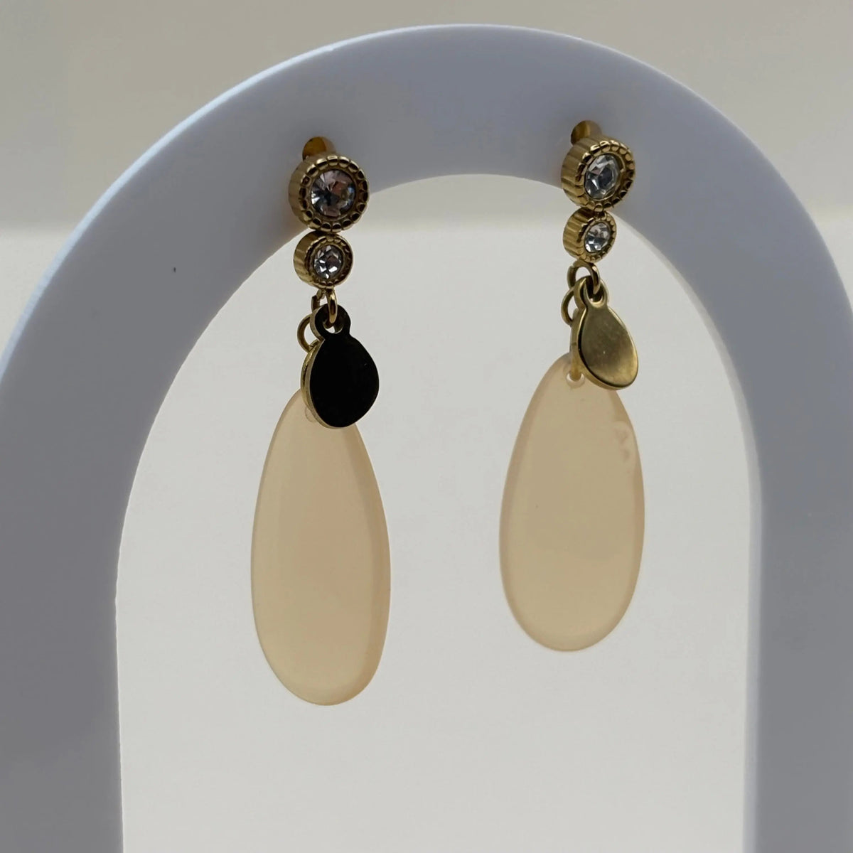 Des boucles d'oreilles dorées avec motif goutte d'eau écrue en acier inoxydable