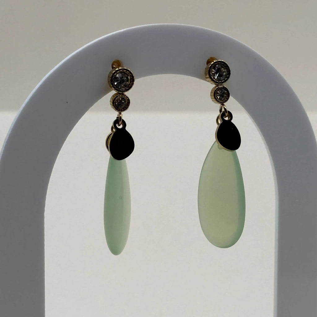 Des boucles d'oreilles dorées avec motif goutte d'eau verte en acier inoxydable 