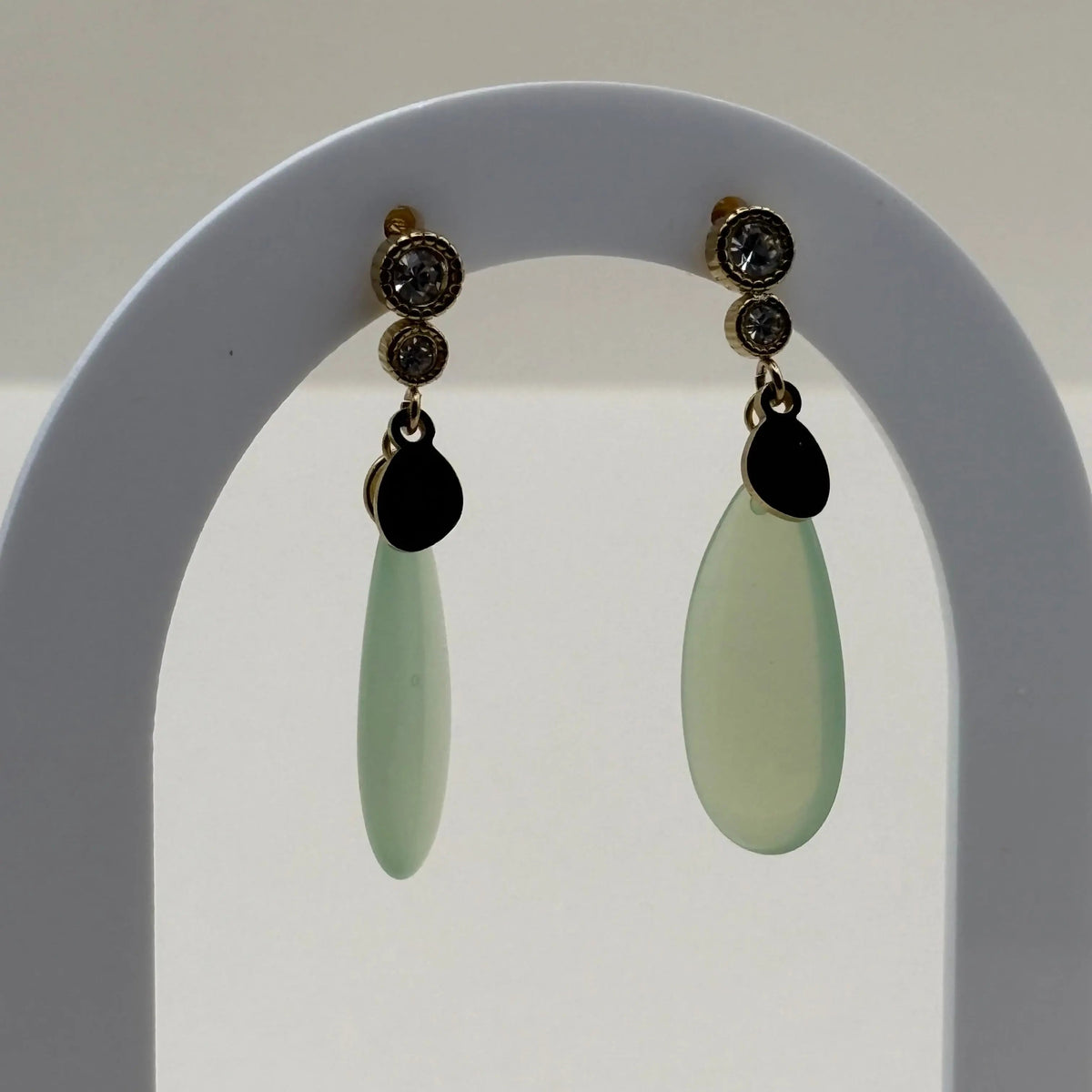 Des boucles d'oreilles dorées avec motif goutte d'eau verte en acier inoxydable 