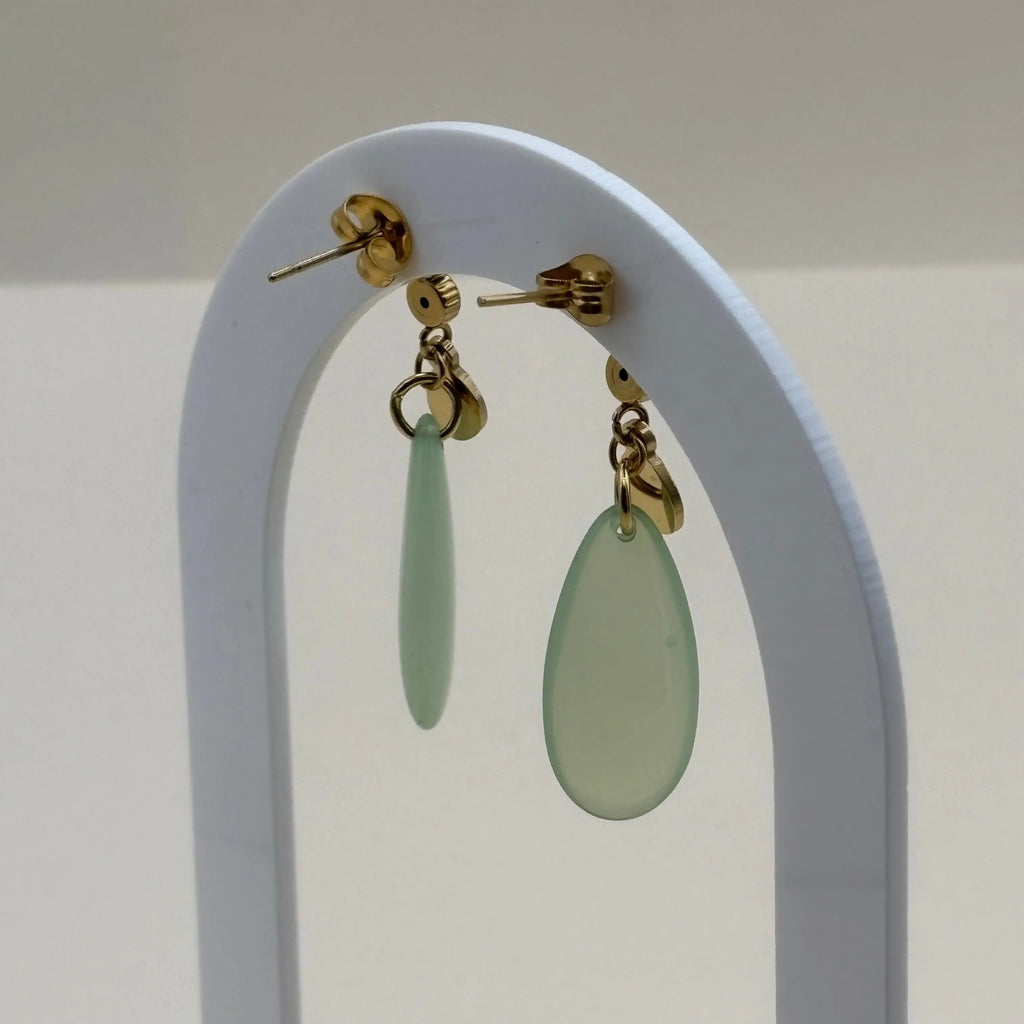 Une paire de boucles d'oreilles dorées avec motif goutte d'eau verte en acier inoxydable 