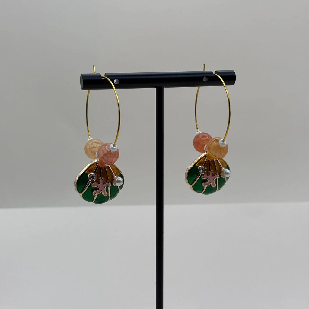 Boucles d'oreilles créoles dorées avec breloque coquille Saint Jacques peinte et deux perles