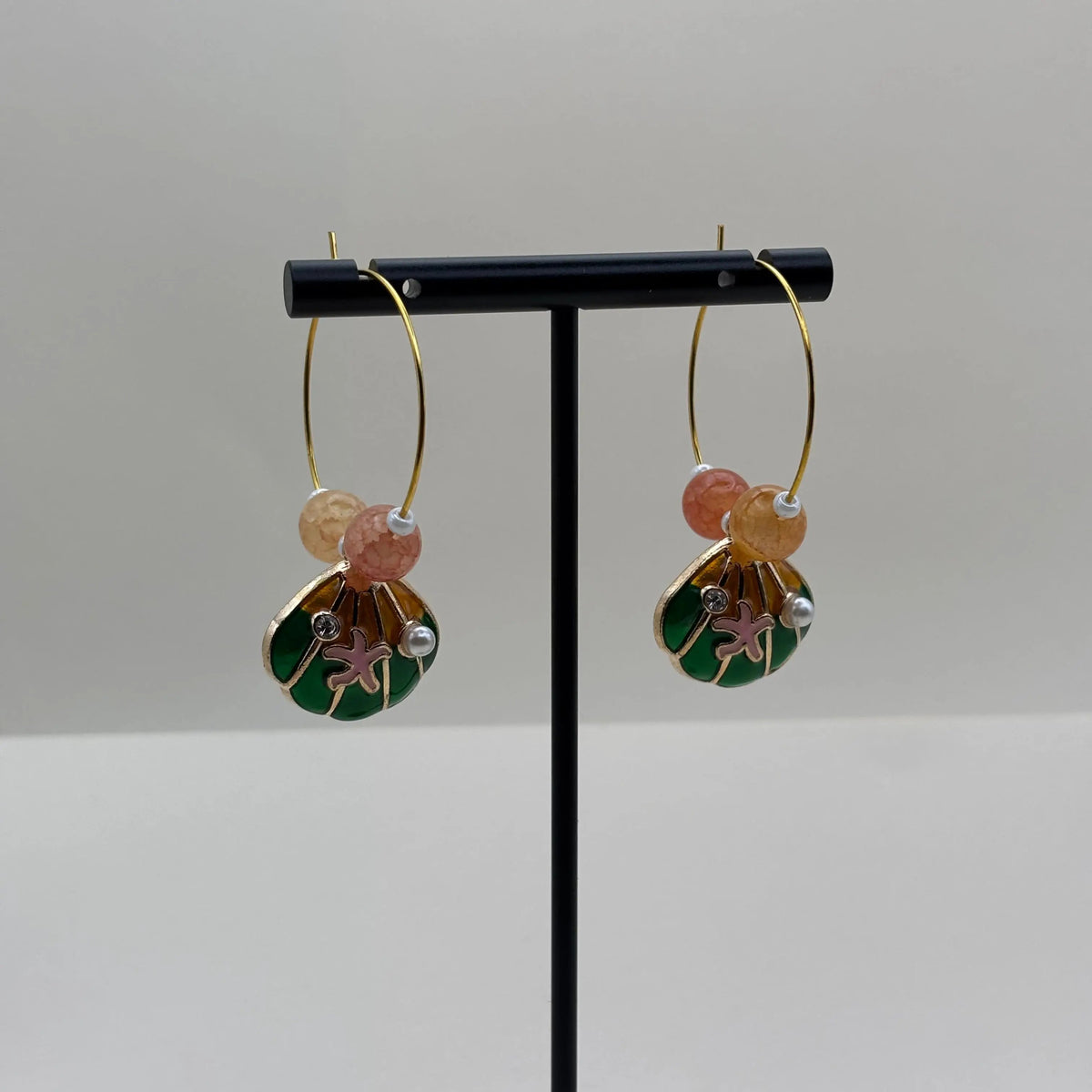 Boucles d'oreilles créoles dorées avec breloque coquille Saint Jacques peinte et deux perles