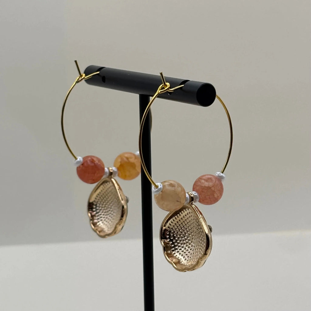 Une paire de boucles d'oreilles créoles dorées avec breloque coquille Saint Jacques peinte et deux perles
