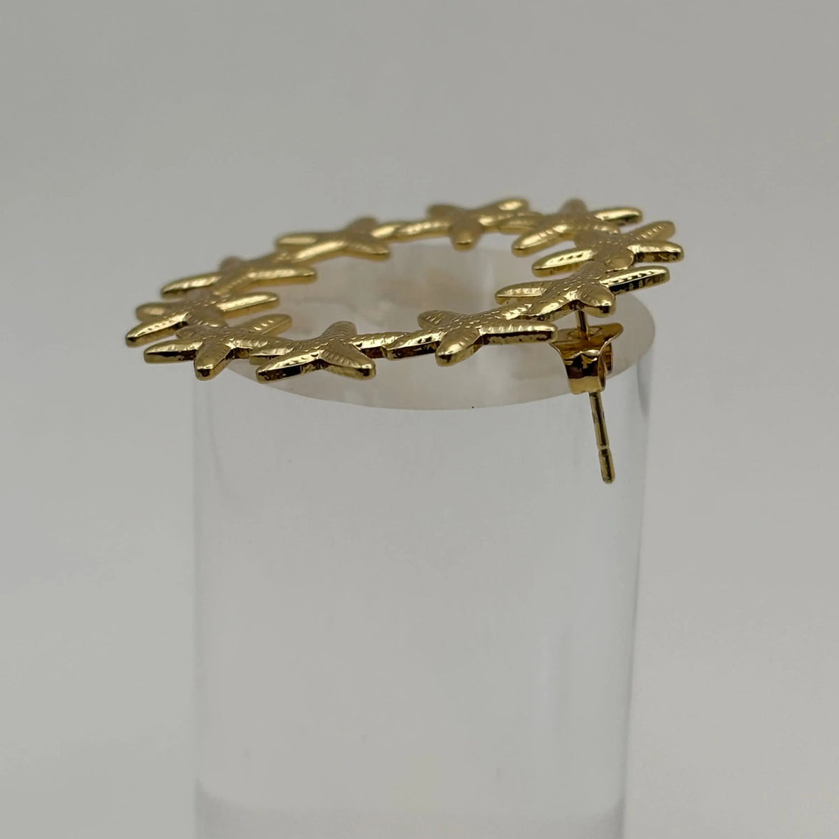 Des boucles d'oreilles dorées ornées d'étoile de mer en cercle en acier inoxydable