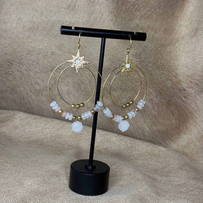 Boucles d’oreilles créoles dorées avec deux cercles ornés de pierres blanches et perles dorées vendues sur le site internet prêtes à briller