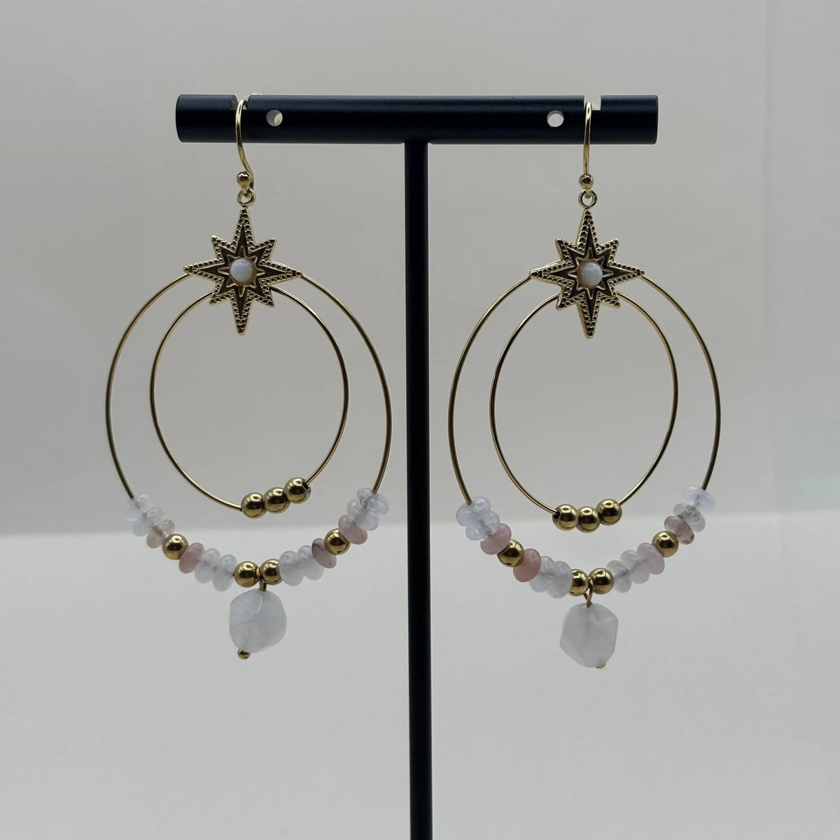 Boucles d’oreilles créoles dorées avec deux cercles ornés de pierres blanches et perles dorées