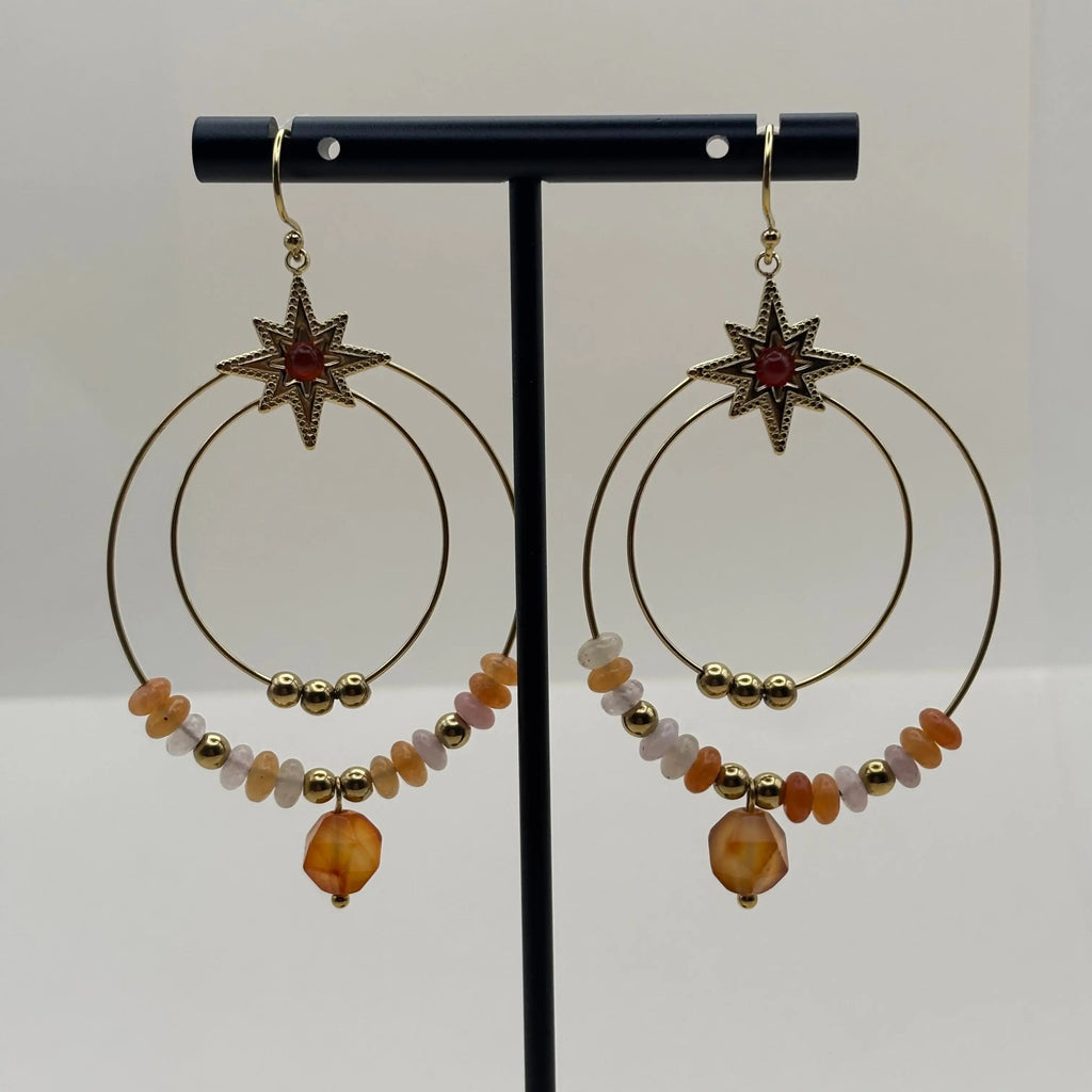 Boucles d’oreilles créoles dorées avec deux cercles ornés de pierres rouges et perles dorées