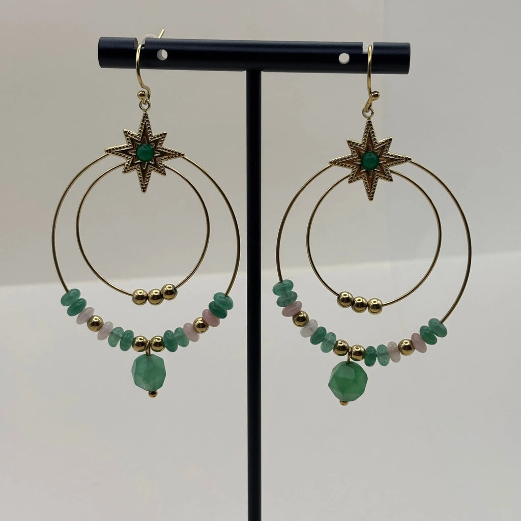 Boucles d’oreilles créoles dorées avec deux cercles ornés de pierres vertes et perles dorées