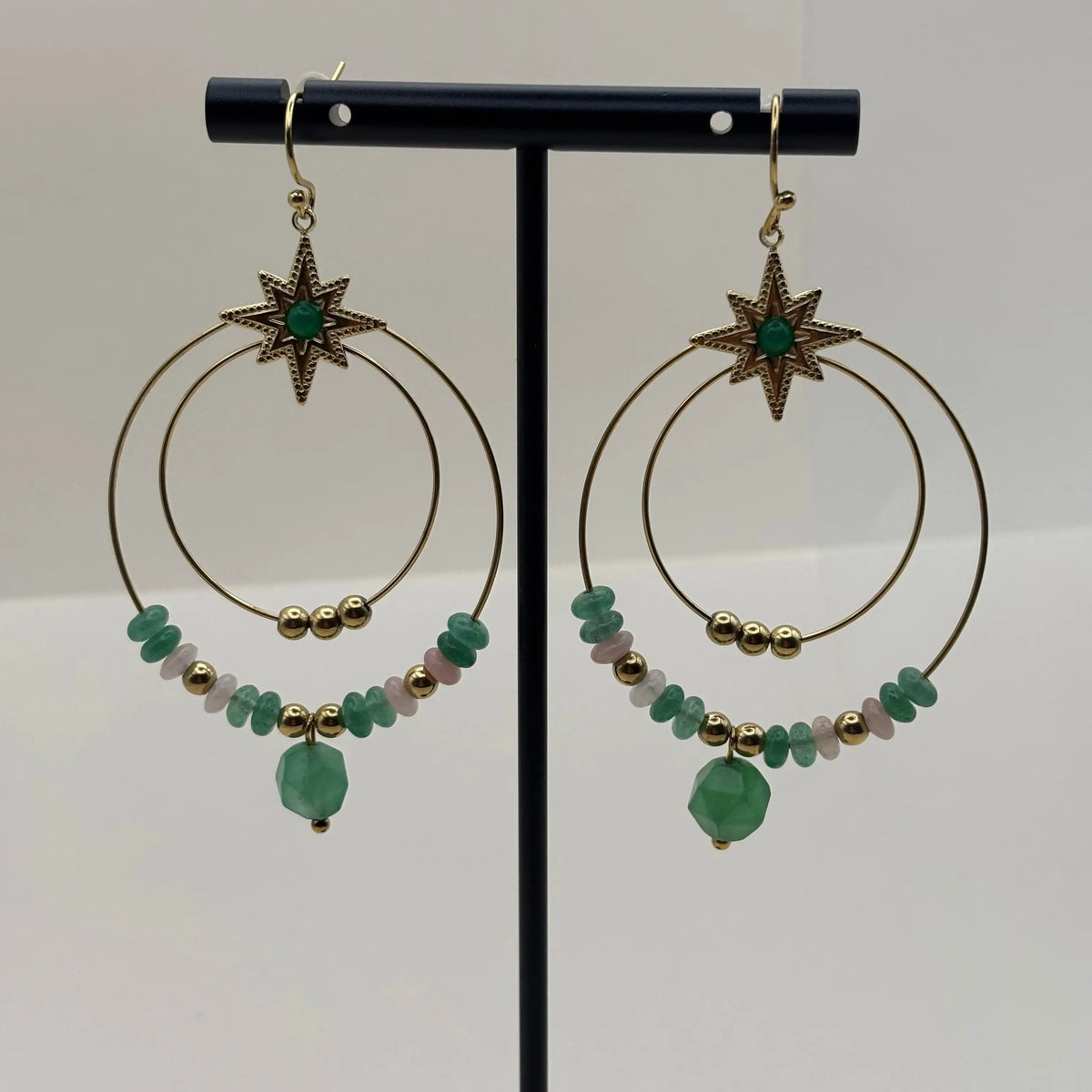 Boucles d’oreilles créoles dorées avec deux cercles ornés de pierres vertes et perles dorées