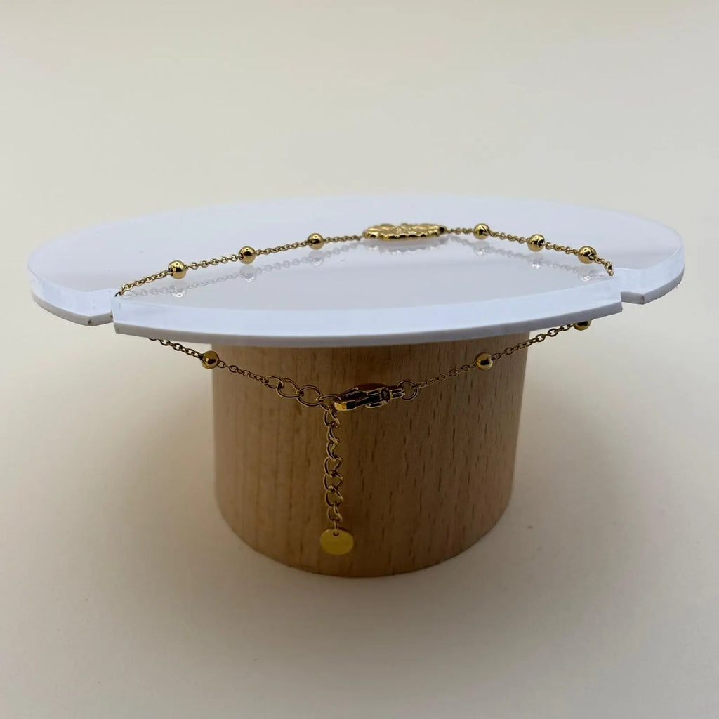 Bracelet doré avec chainette avec perles dorées et fleur centrale en acier inoxydable vendu sur le site internet prêtes à briller