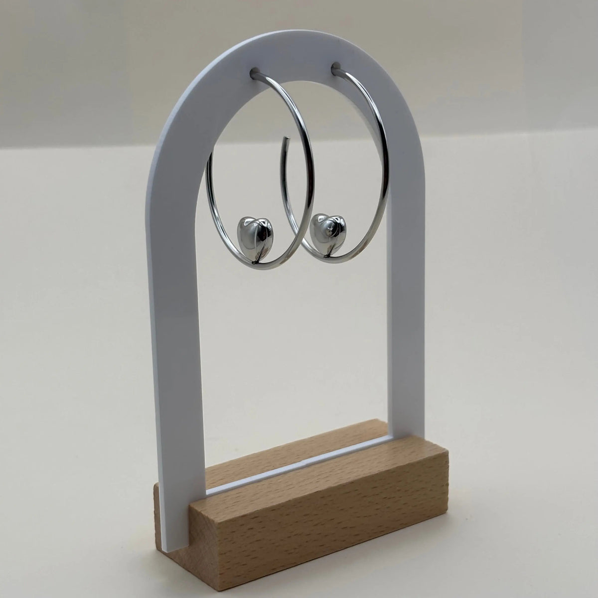 Des boucles d'oreilles créoles avec motif en cœur argenté en acier 