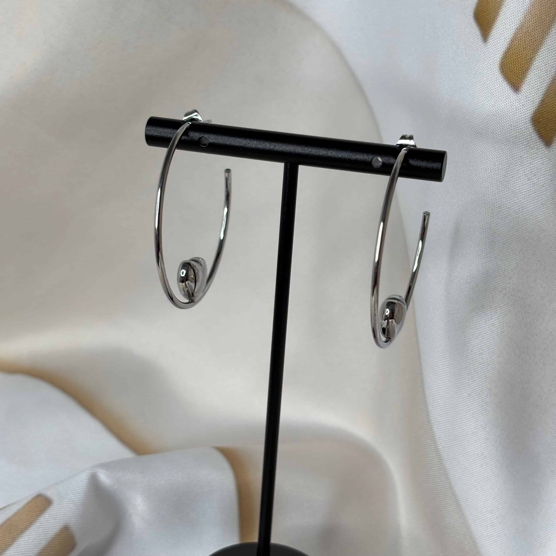 Boucles d'oreilles créoles Motif en cœur couleur argent | Acier inoxydable
