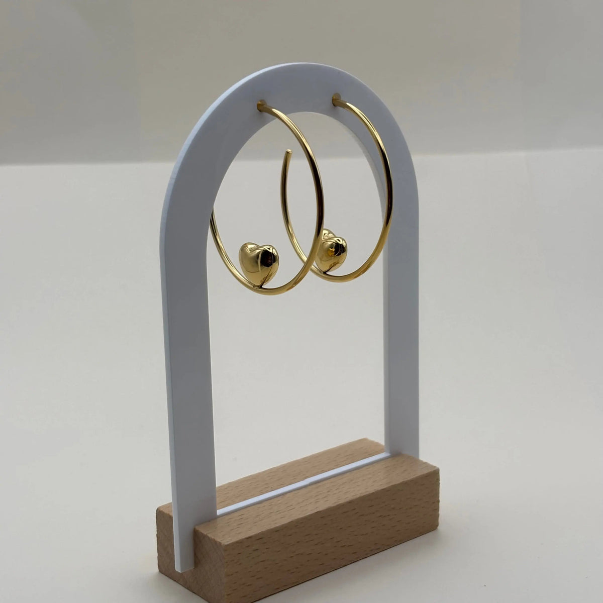 Des boucles d'oreilles créoles avec motif en cœur doré en acier inoxydable