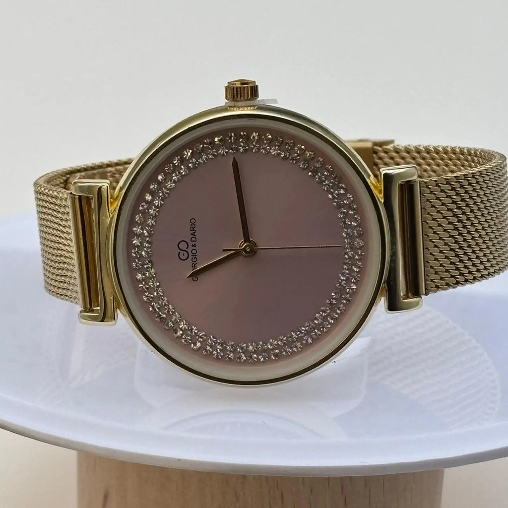 Montre pour femme bracelet doré cadran rose orné de strass sur le pourtour