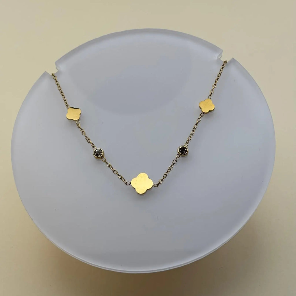 Bracelet doré avec des breloques en forme de trèfles et des brillants en acier inoxydable