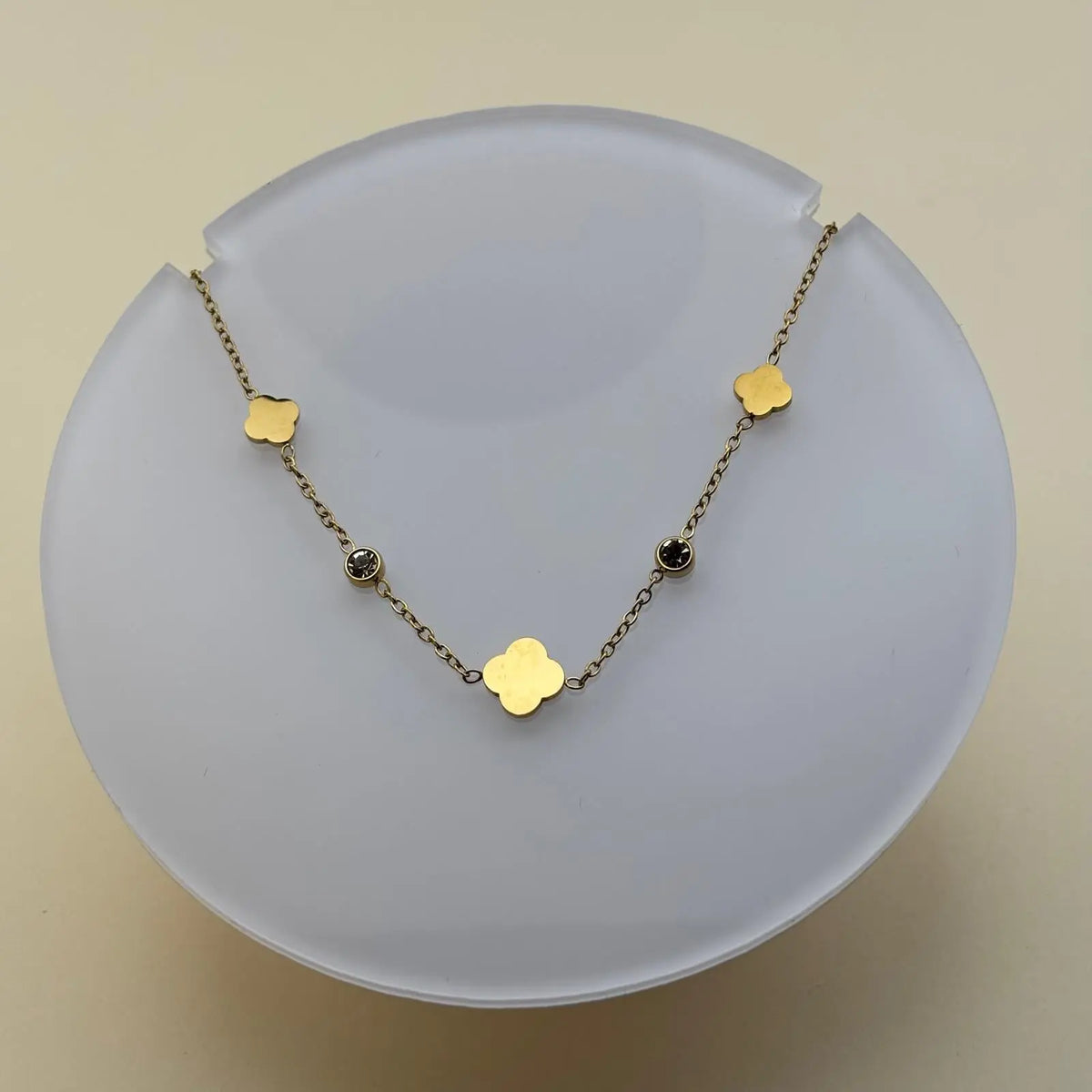 Bracelet doré avec des breloques en forme de trèfles et des brillants en acier inoxydable