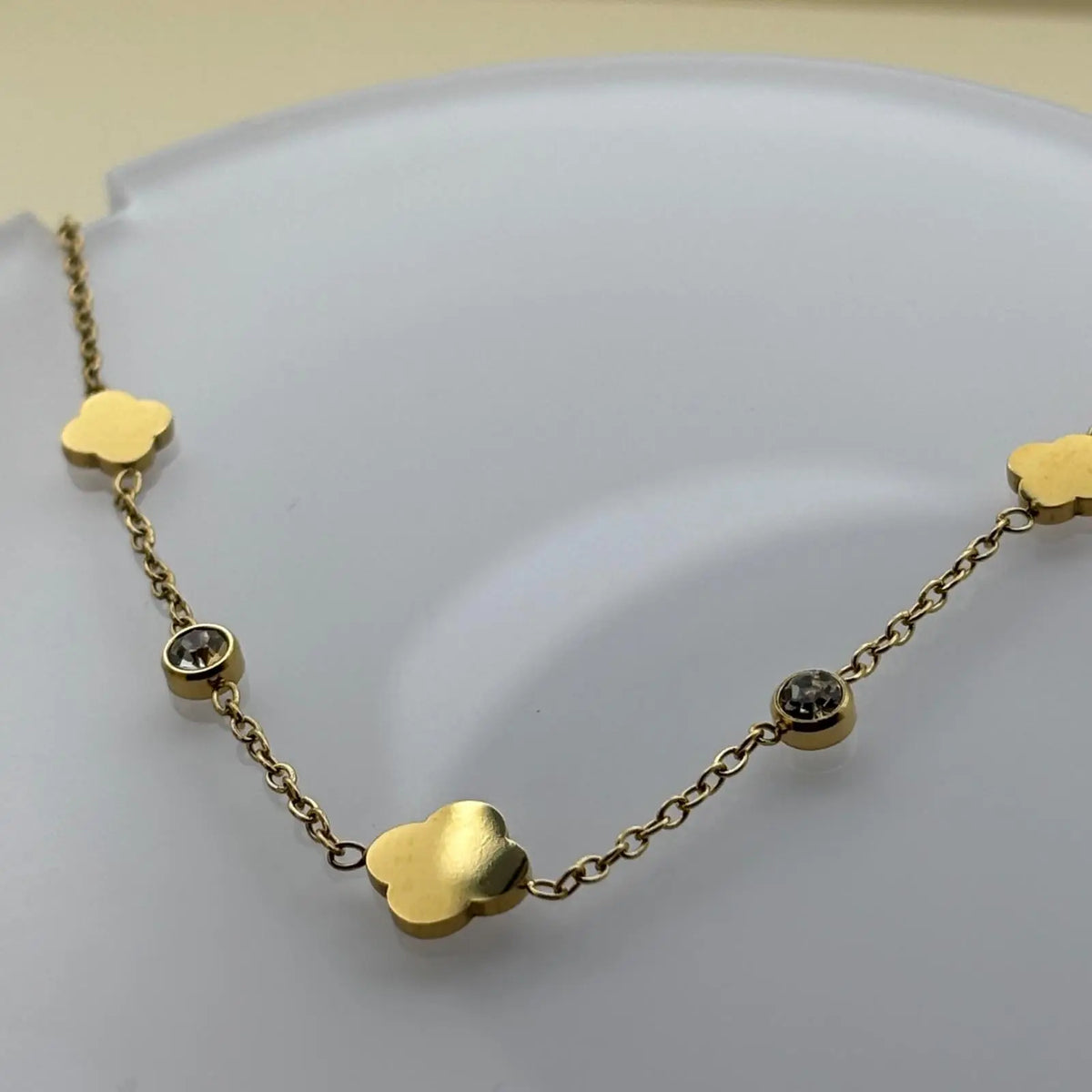 Bracelet doré avec breloques en forme de trèfles et des brillants en acier inoxydable