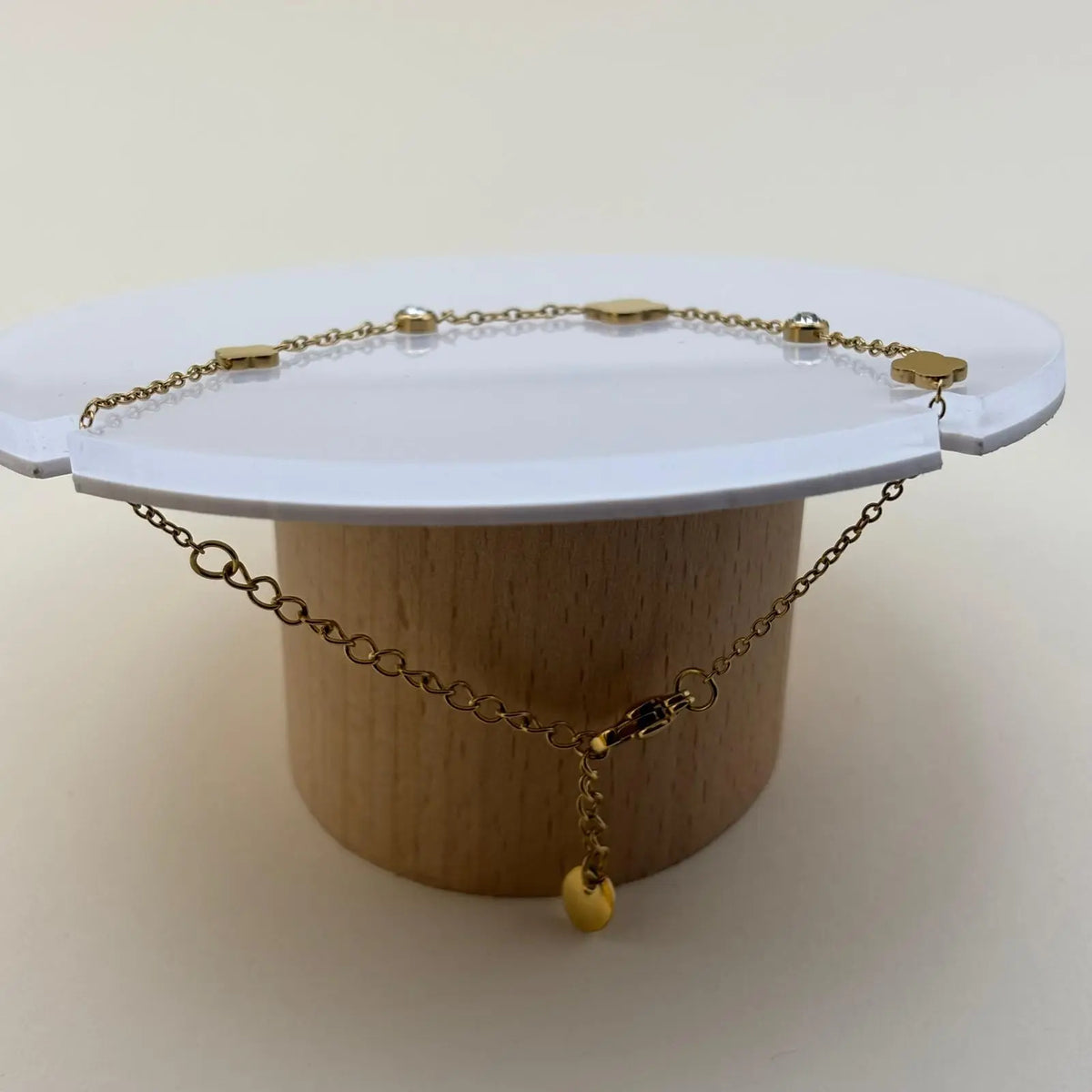 Bracelet doré avec des breloques en forme de trèfles et brillants en acier inoxydable