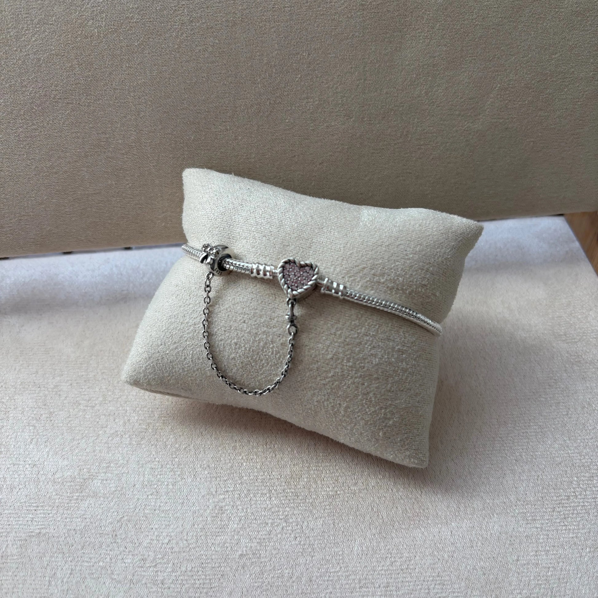 Charm Pand'Or avec chainette et coeur orné de strass vendu sur le site internet prêtes à briller