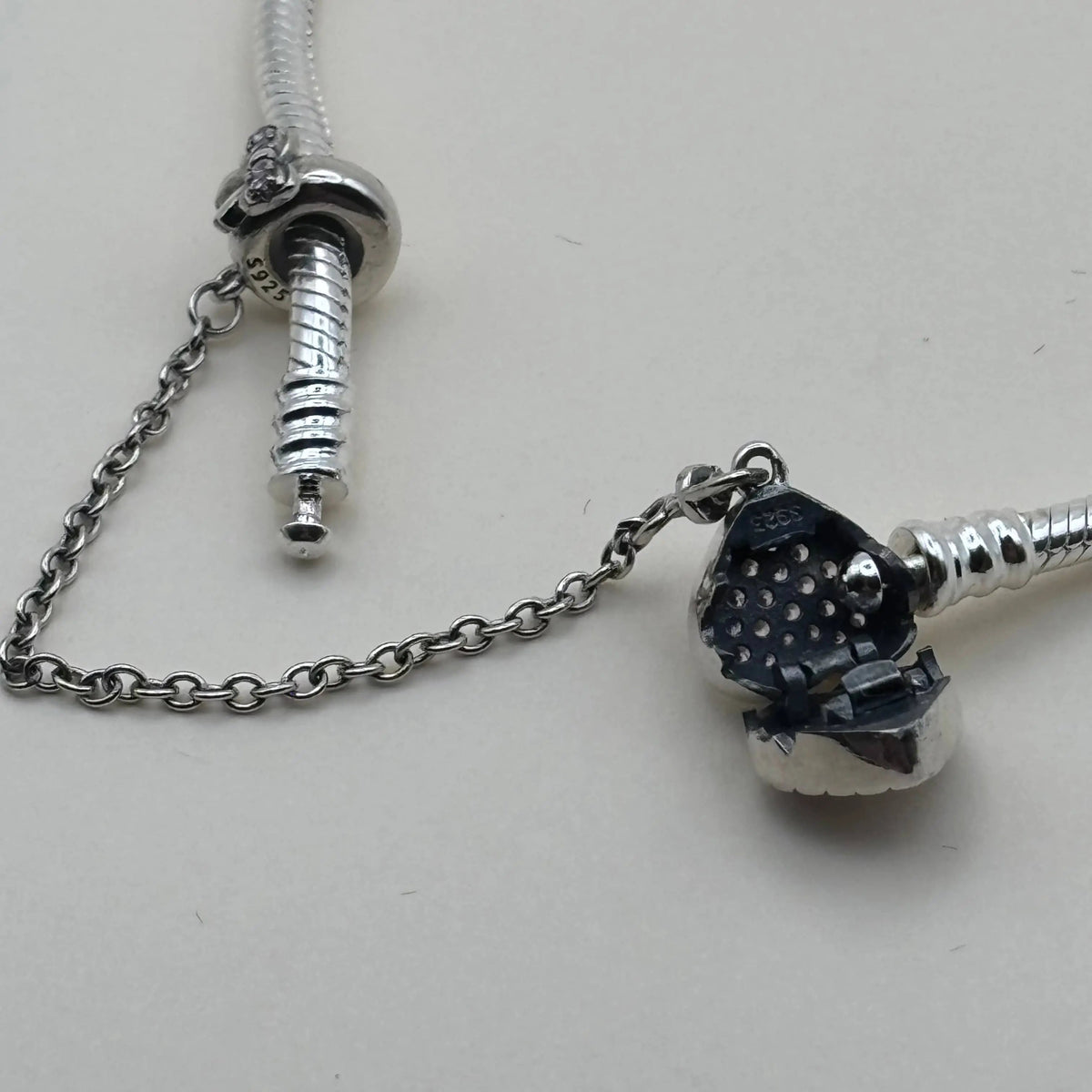 Charm Pand'Or avec une chainette et coeur orné de strass