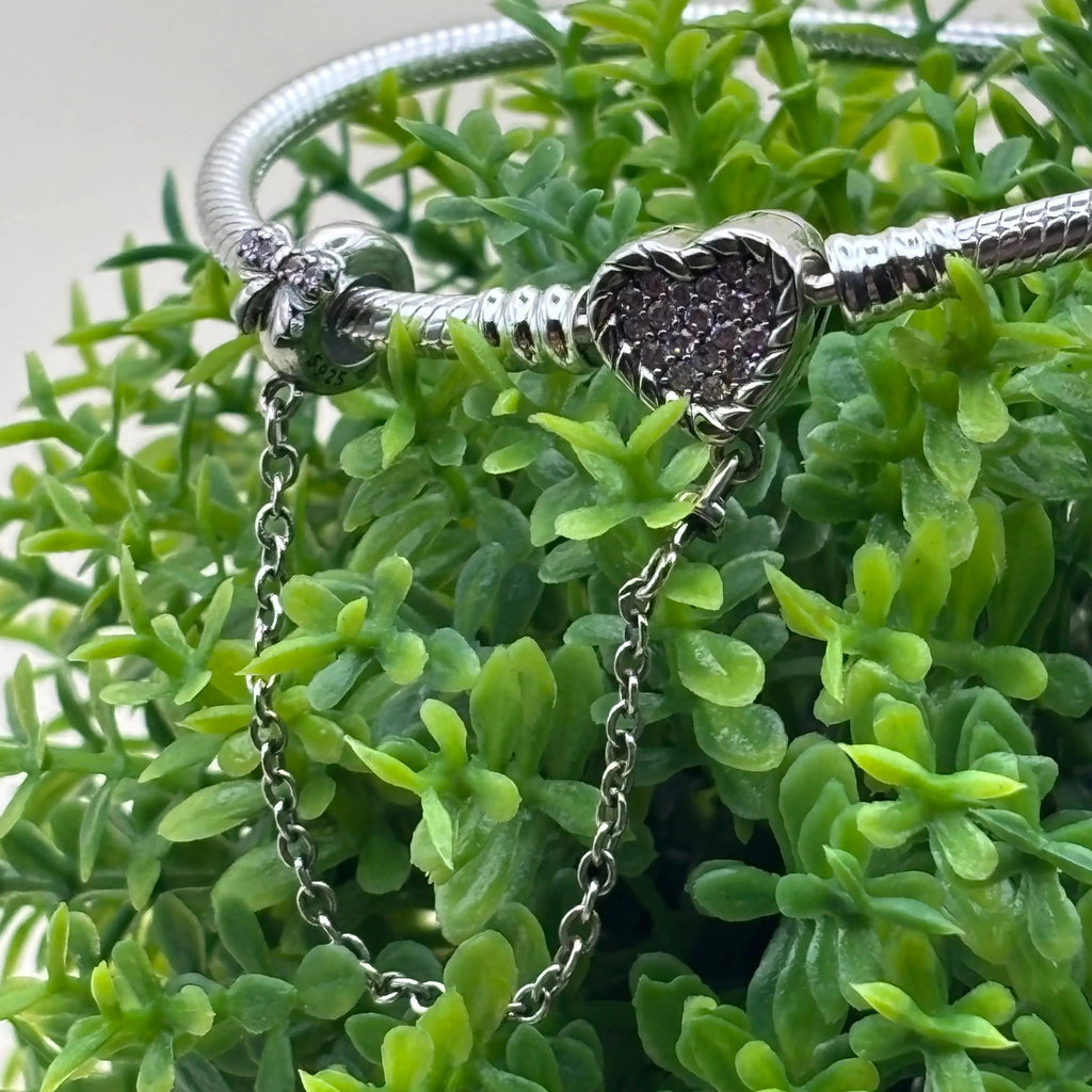 Un charm Pand'Or avec chainette et coeur orné de strass