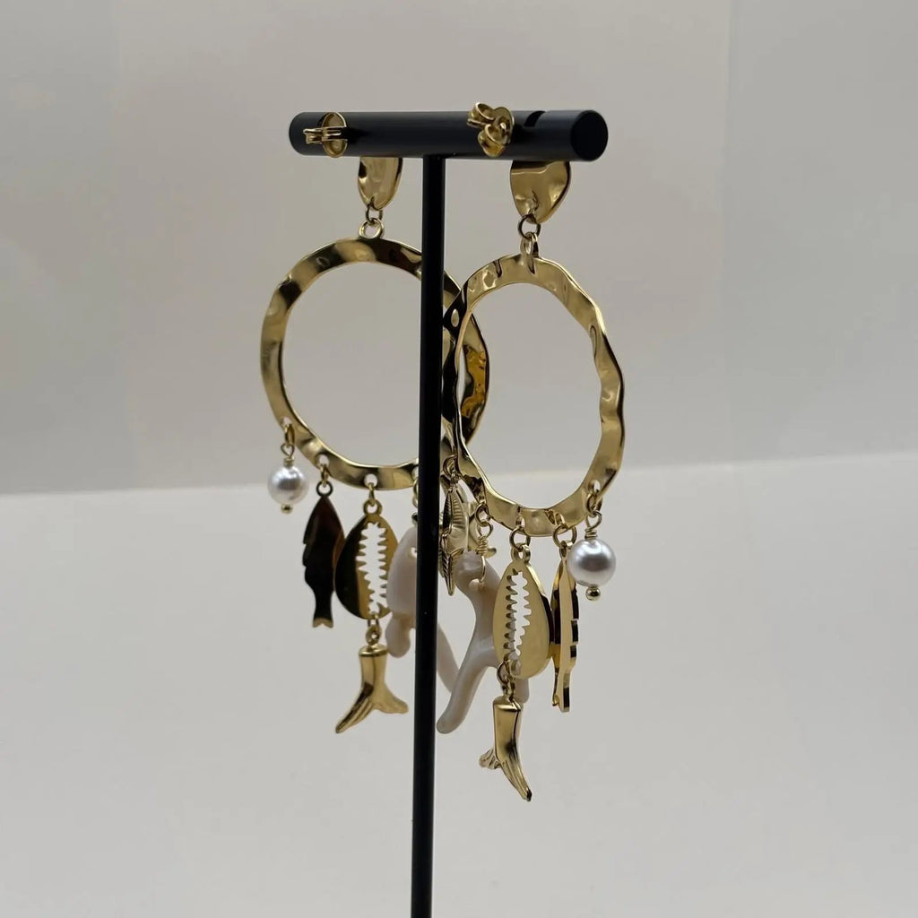 Boucles d'oreilles dorées avec anneau et breloques blanc étoile de mer coquillage