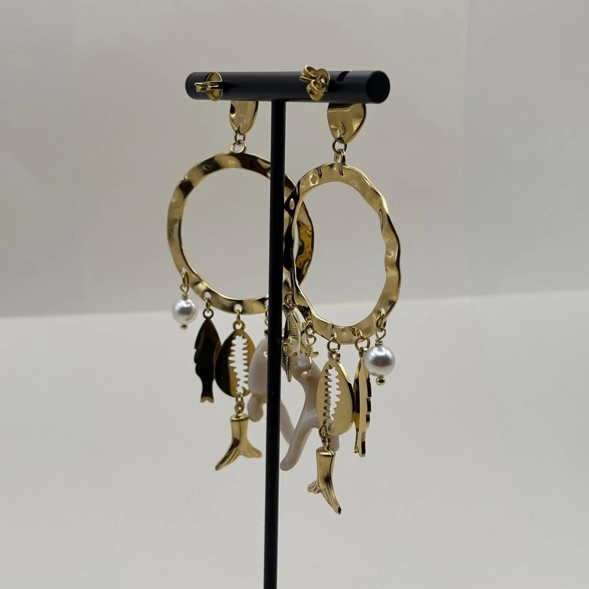 Boucles d'oreilles dorées avec anneau et breloques blanc étoile de mer coquillage