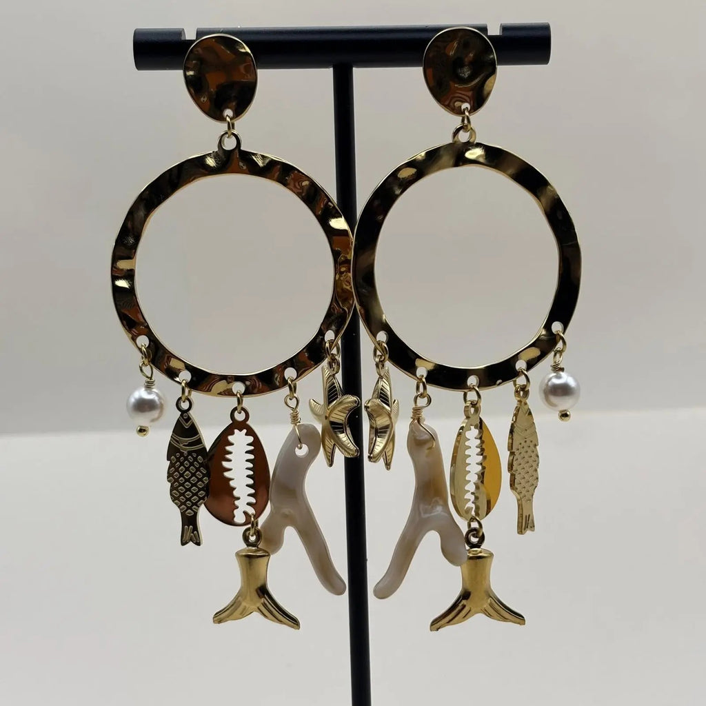 Boucles d'oreilles dorées avec anneau et breloques de couleur blanche étoile de mer coquillage